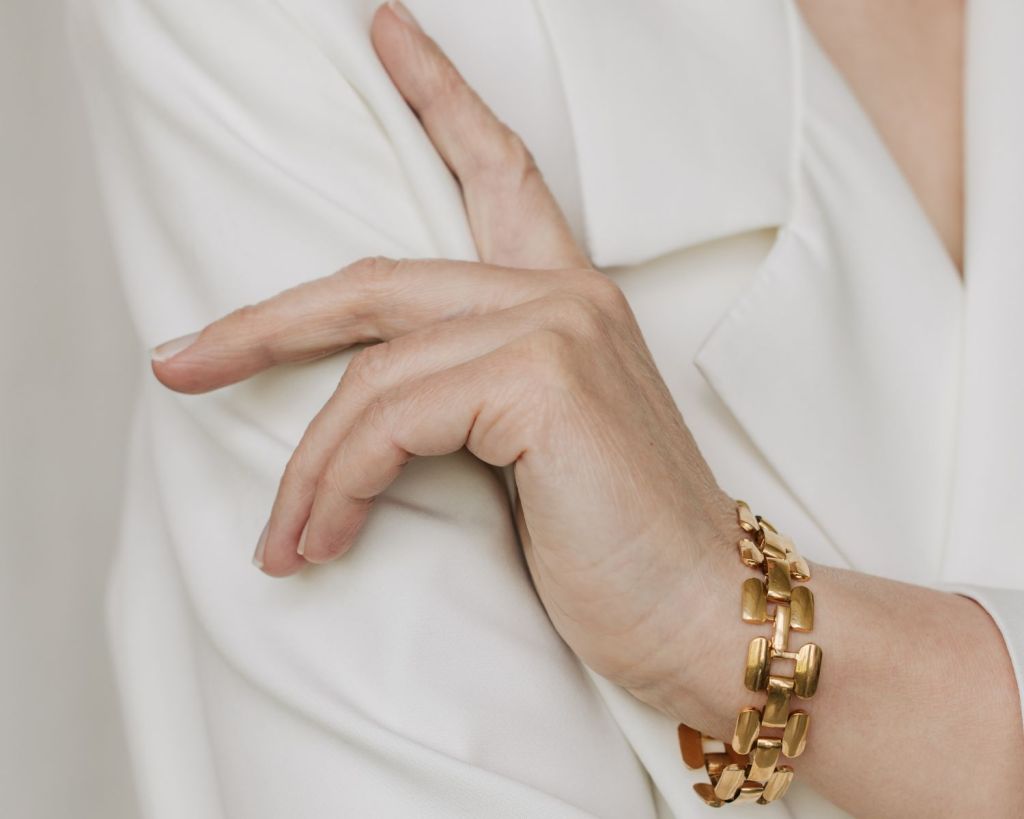 Hand mit goldenem Armband