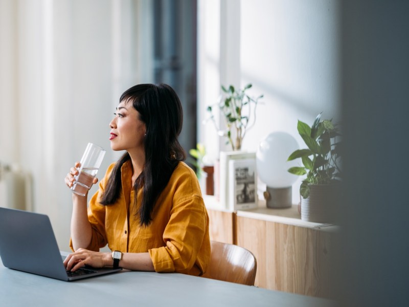 Frau macht eine Pause mit einem Glas Wasser.