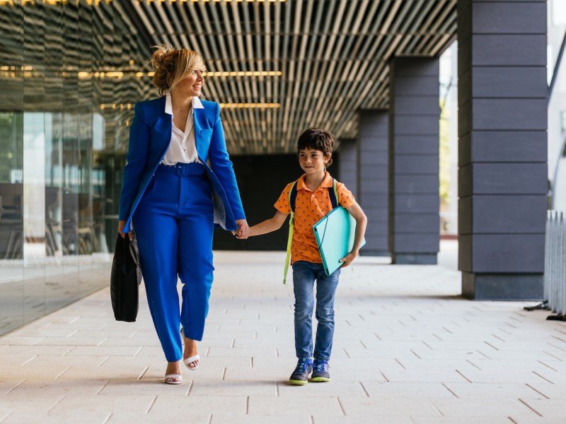 Geschäftsfrau, die ihr Berufsleben mit ihrem Privatleben in Einklang bringt.