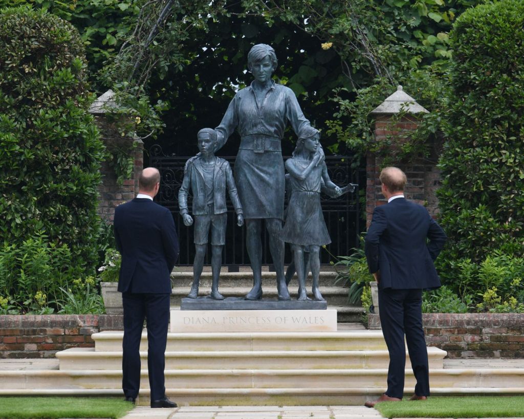 Die S&ouml;hne von Prinzessin Diana vor einer Statue von ihr im Kensington Palace Garden.