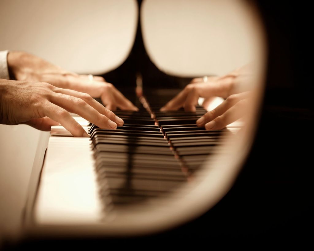 H&auml;nde auf Klaviertastaturen