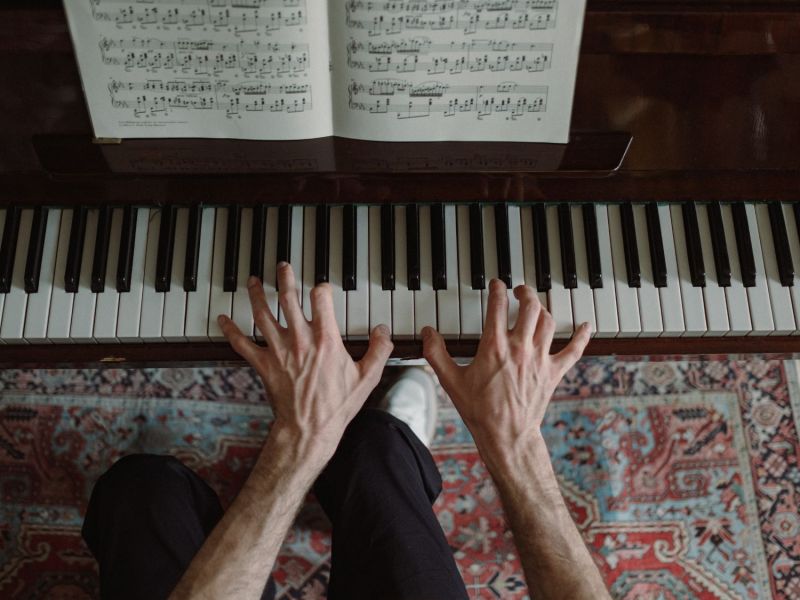 alte Hände spielen ein Klavier