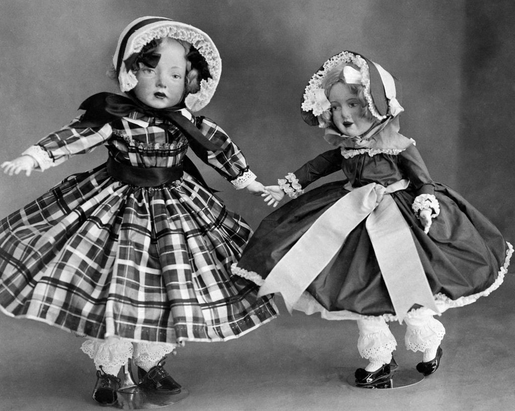 Zwei Porzellanpuppen