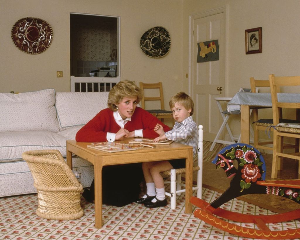 Prinzessin Diana mit Prinz William beim Puzzeln.