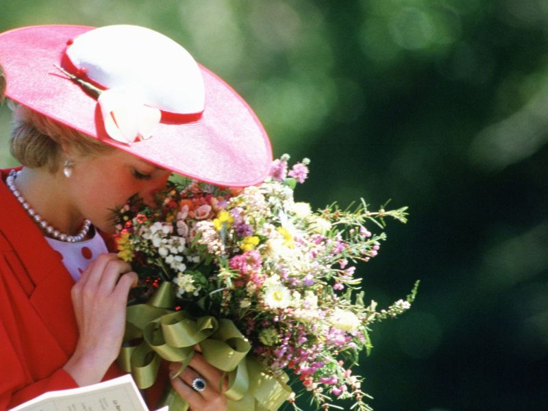 Prinzessin Diana mit Blumen