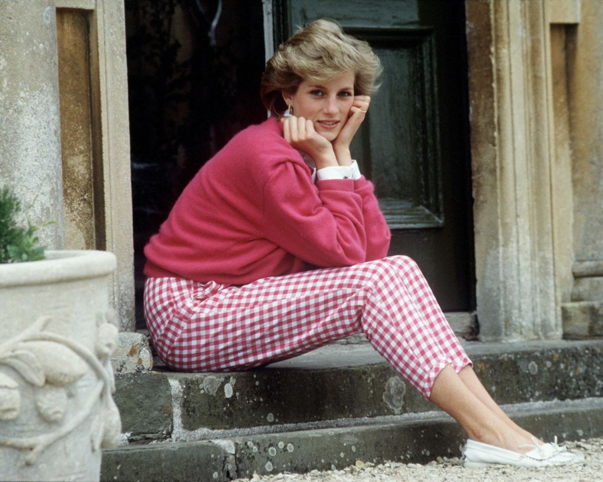 Prinzessin Diana sitzt auf Stufen.