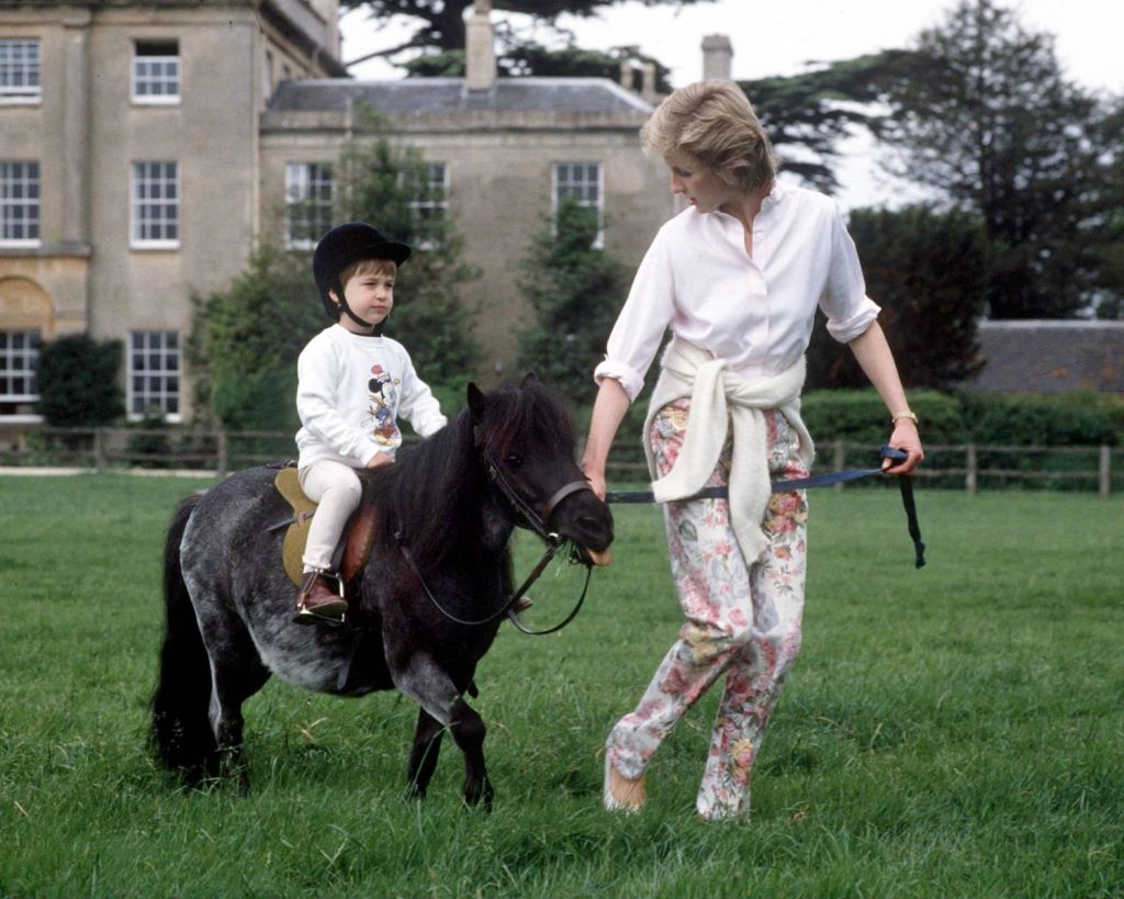 Prinzessin Diana und Prinz William auf einem Pony.