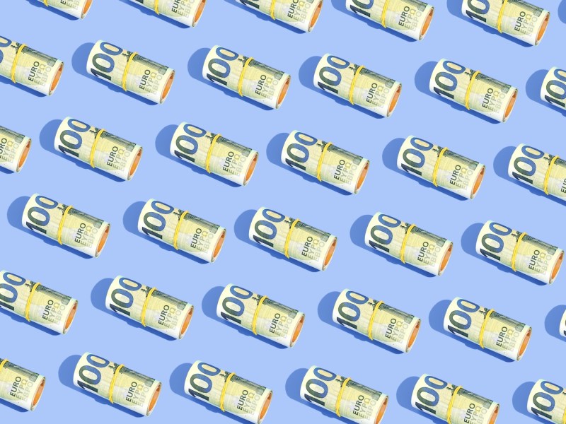 100-Euro-Geldscheine auf blauen Hintergrund.