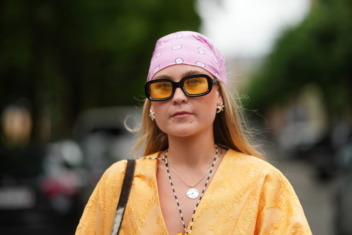 Frau mit Sonnenbrille in Orange