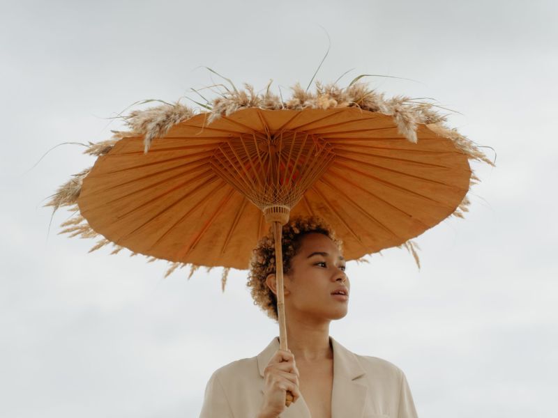 Frau mit Sonnenschirm