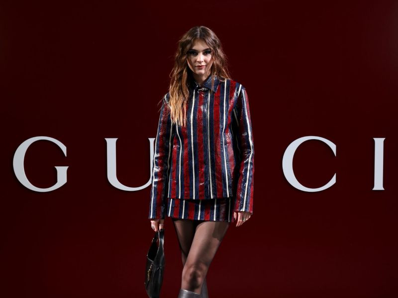 Stefanie Giesinger vor einem dunkelroten Gucci-Schriftzug.