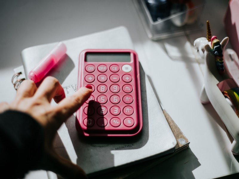 weißer Taschenrechner und Bleistift und einige Clips in Weiß