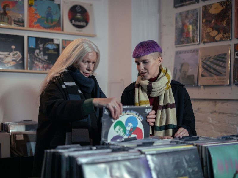 Oma und Enkelkind sind Schallplatten shoppen.