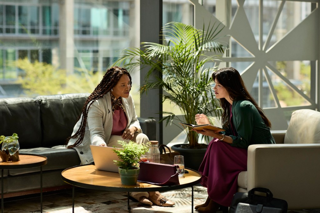 Zwei Frauen unterhalten sich im B&uuml;ro.