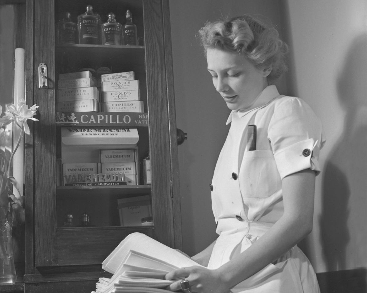 Frau vor einer alten Vitrine