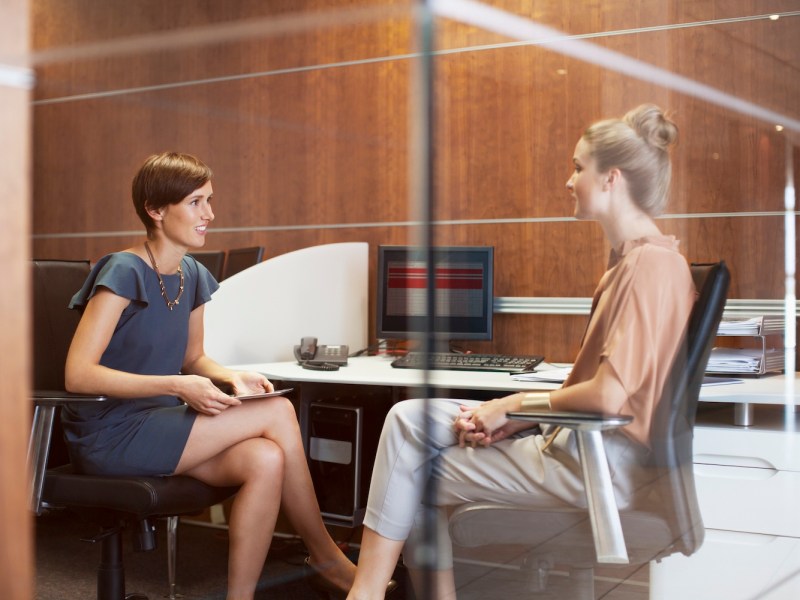 Zwei Frauen führen ein Vorstellungsgespräch.