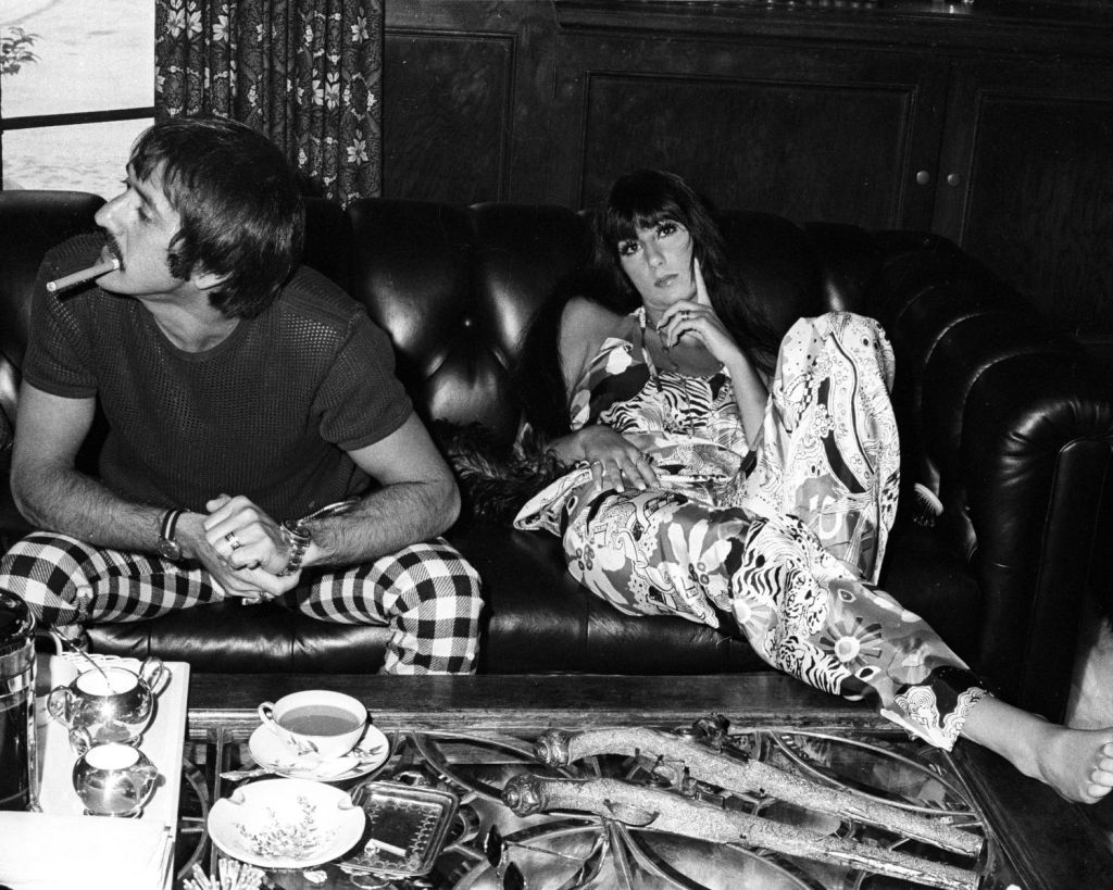 Cher und Sonny auf einem Sofa