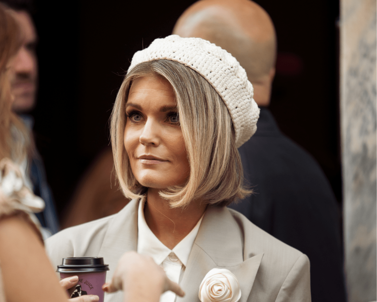 Scandi-Girls tragen im Herbst 2025 das Lieblingsaccessoire deiner Oma.