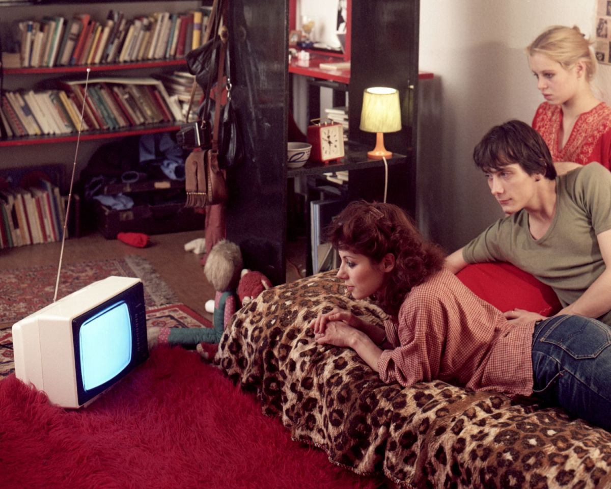 Menschen aus der DDR schauen Fernsehen