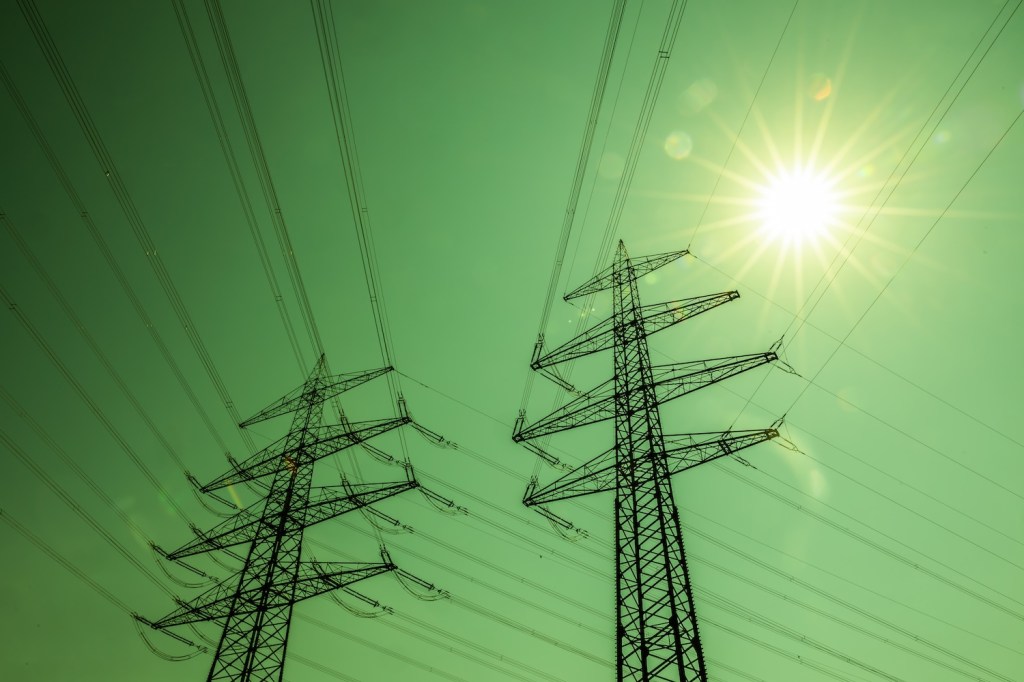 Strommasten mit strahlender Sonne.
