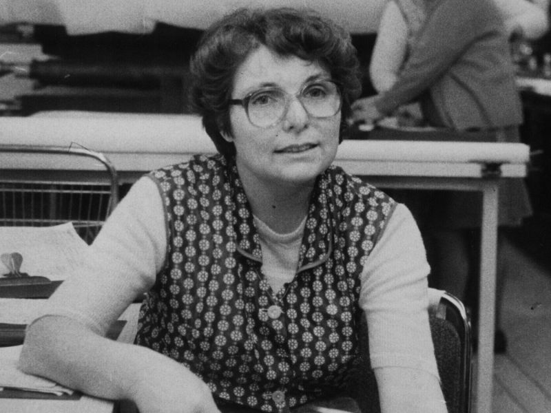 Frau mit DDR-Kittelschürze