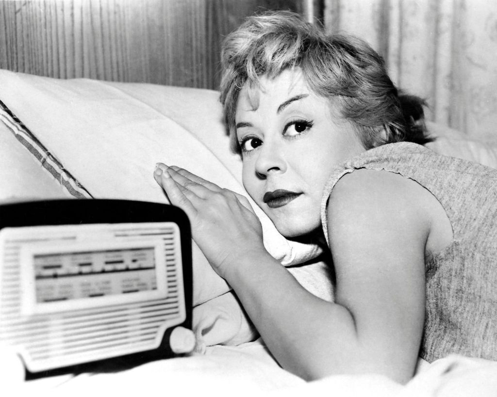 Frau mit einem alten Radio