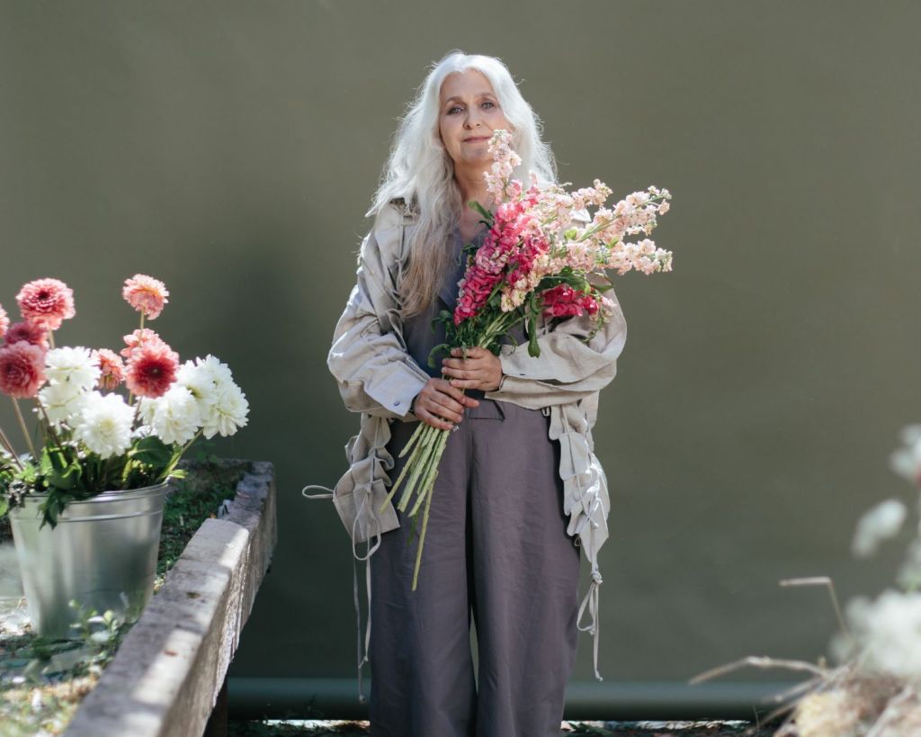 Oma mit Blumen im Arm