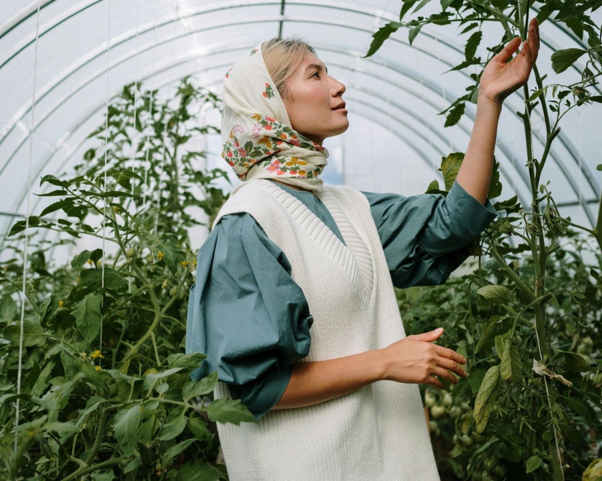 Frau im Gewächshaus