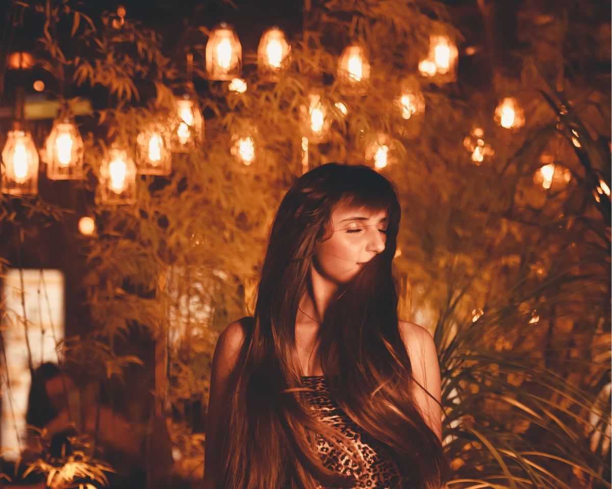 Frau mit Gartenbeleuchtung