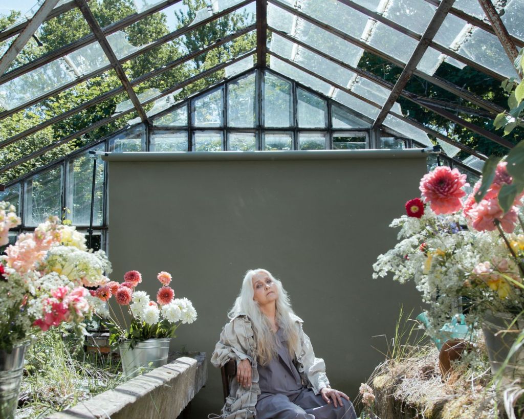 Oma im Gartenschuppen