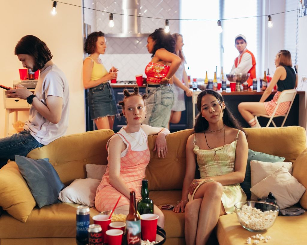 Zwei Frauen auf einer Studenten-Party