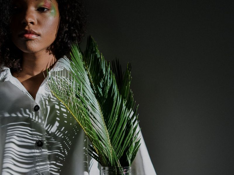 Frau mit einer Pflanze