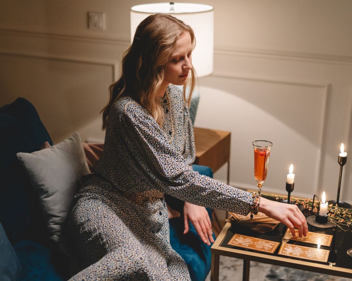 Frau sitzt auf dem Sofa mit Kerzen