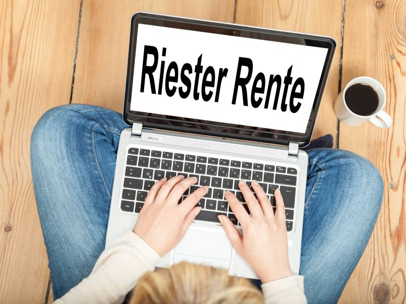 Du hast jahrelang in deine Riester-Rente eingezahlt und hoffst nun auf ein ordentliches Plus im Alter? Die Realität sieht leider oft ganz anders aus: Viele Sparer*innen bekommen nur geringe Beträge ausgezahlt – weit entfernt von den Erwartungen.