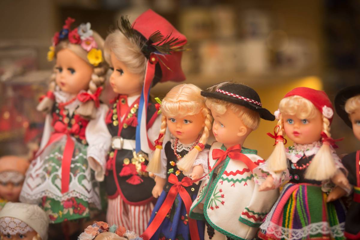 Trachten-Puppen aus Omas Urlauben sind mehr als Nostalgie – sie besitzen echten Sammlerwert, falls du Glück mit Marke, Zustand und Originalität hast.