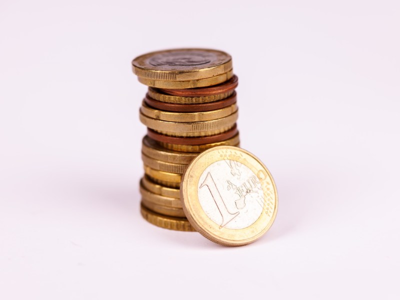 Bild einer Reihe von Ein-Euro-Münzen.