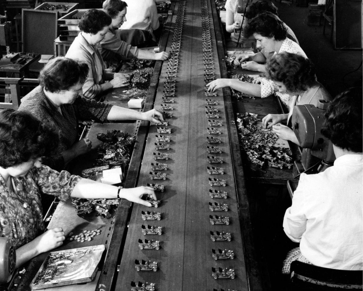 Frauen mit Modellautos