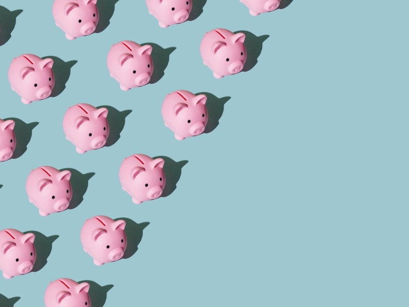 Muster aus Sparschwein auf blauem Hintergrund.