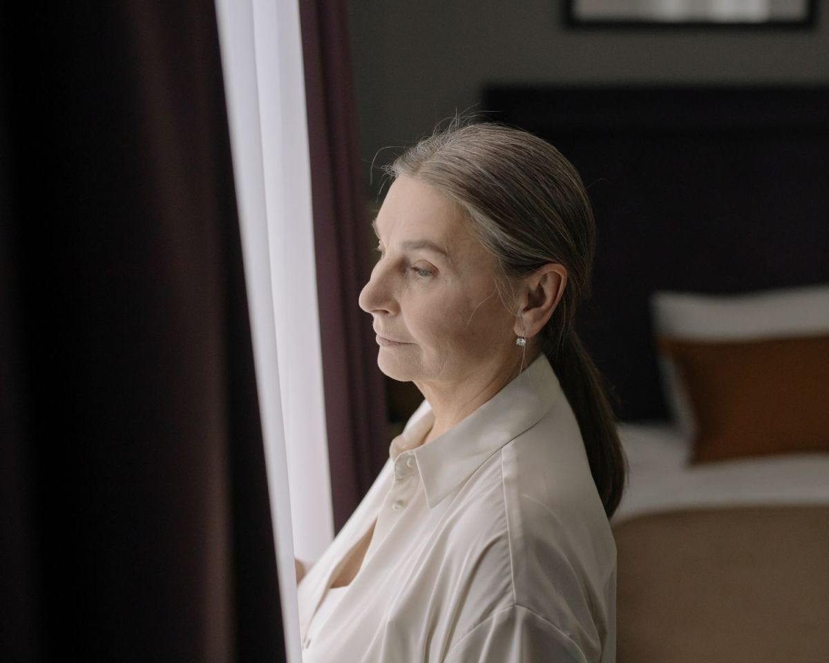 Oma guckt aus dem Fenster