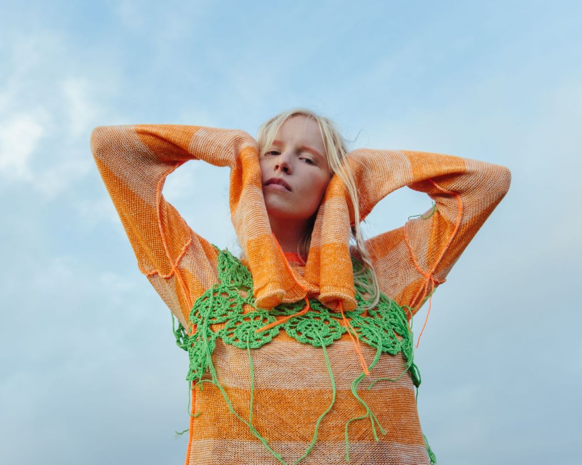 Frau mit gehäkelten Sachen