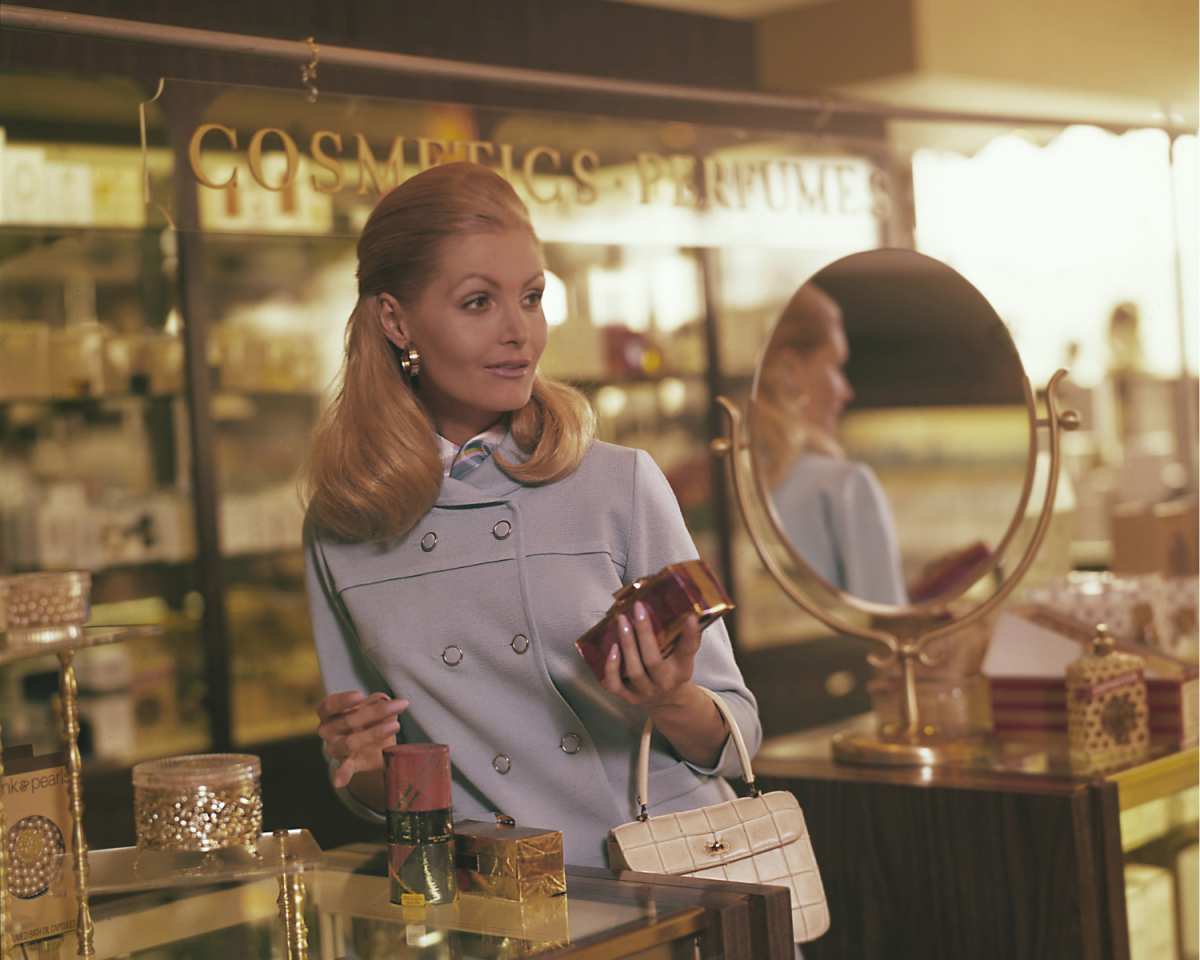 Frau in Parfumerie 1970