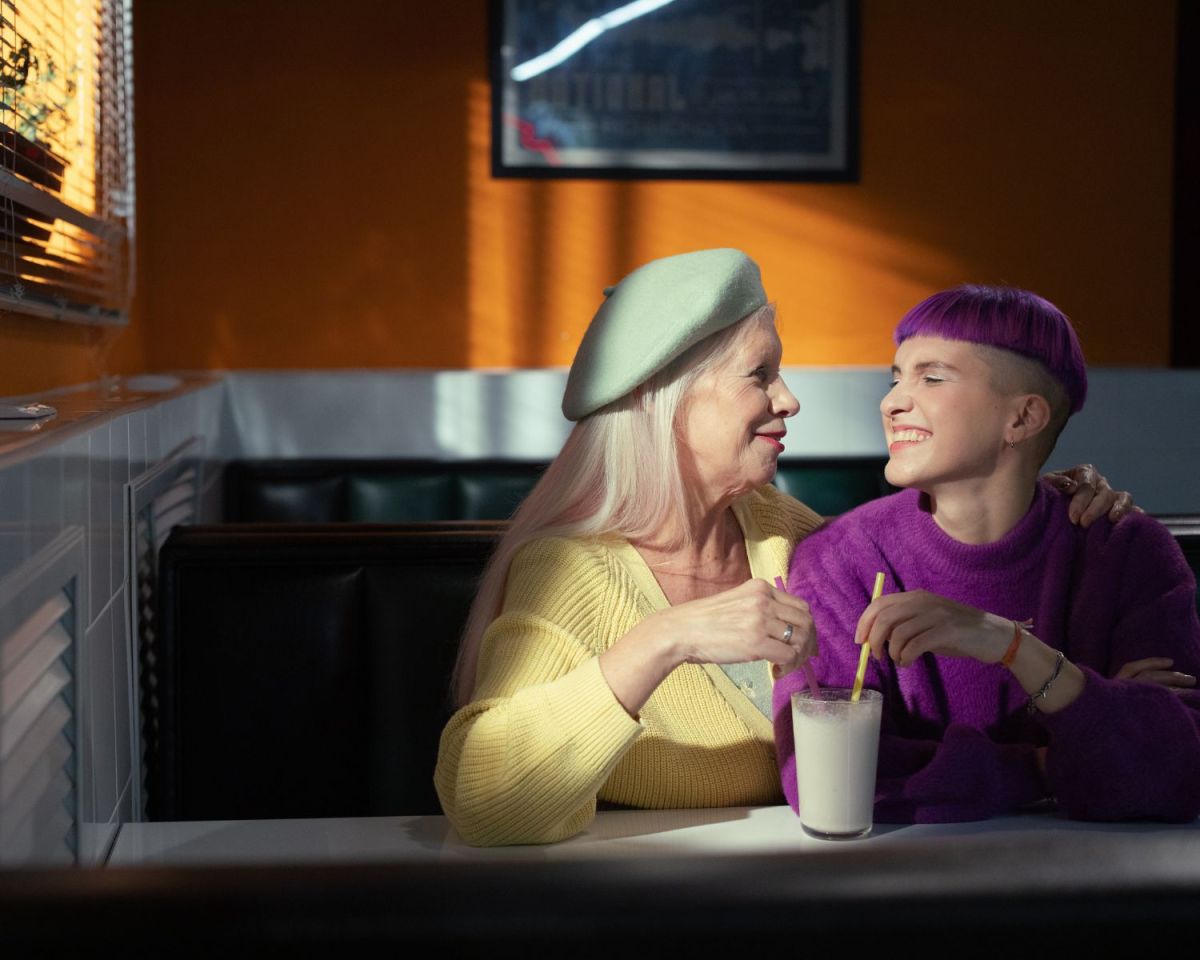 Oma lacht mit Enkelin