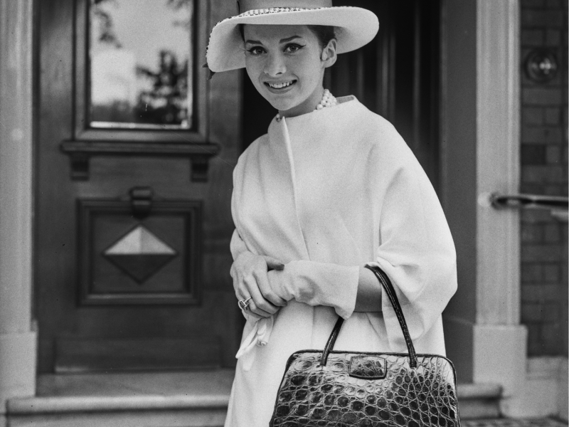 Frau 1960 mit Handtasche