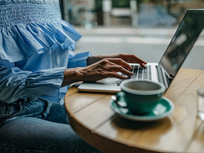 Eine Frau arbeitet im Café.