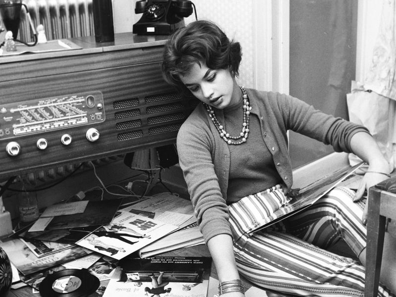 Frau mit einem alten Radio