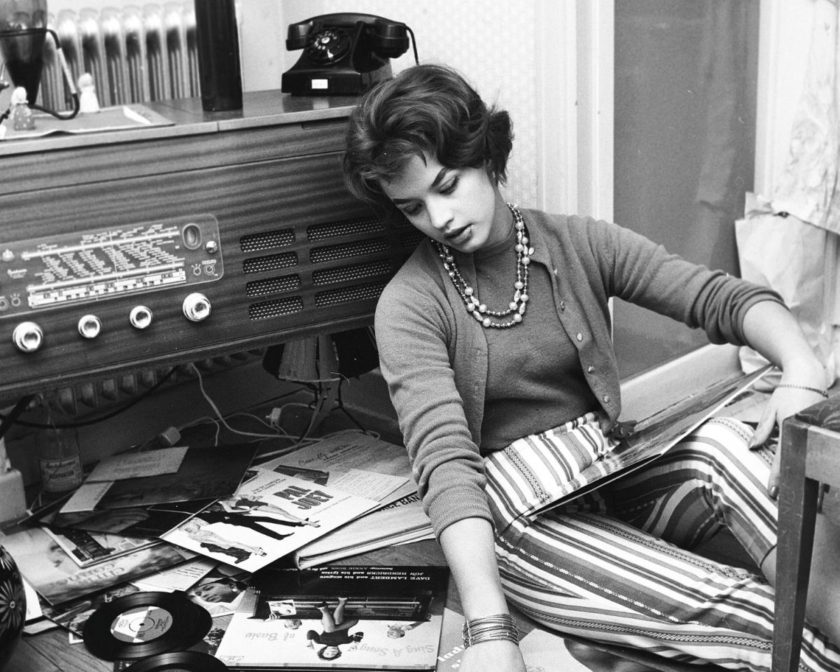 Frau mit einem alten Radio