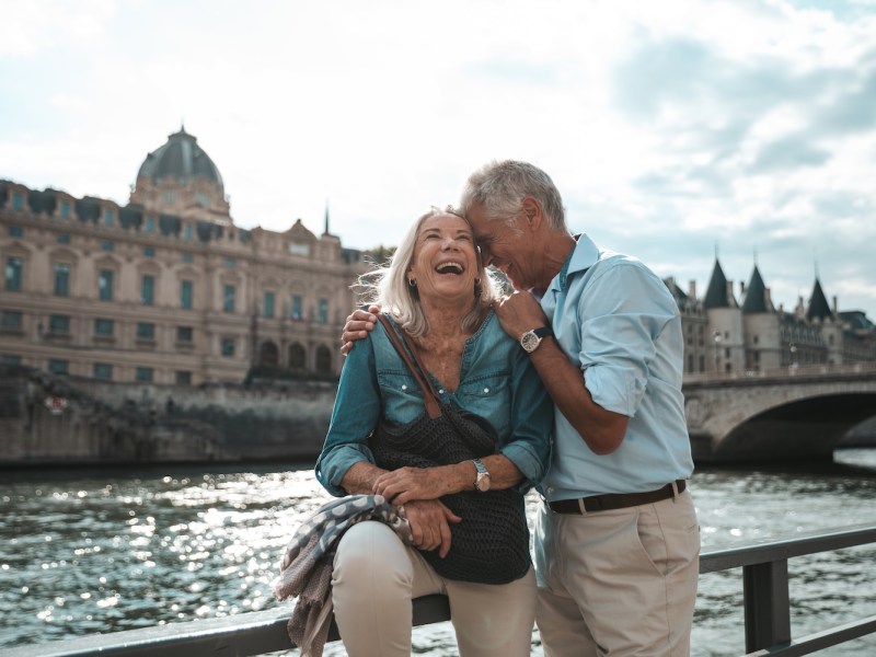 Senioren machen in Paris eine Pause und entspannen sich an der Seine.