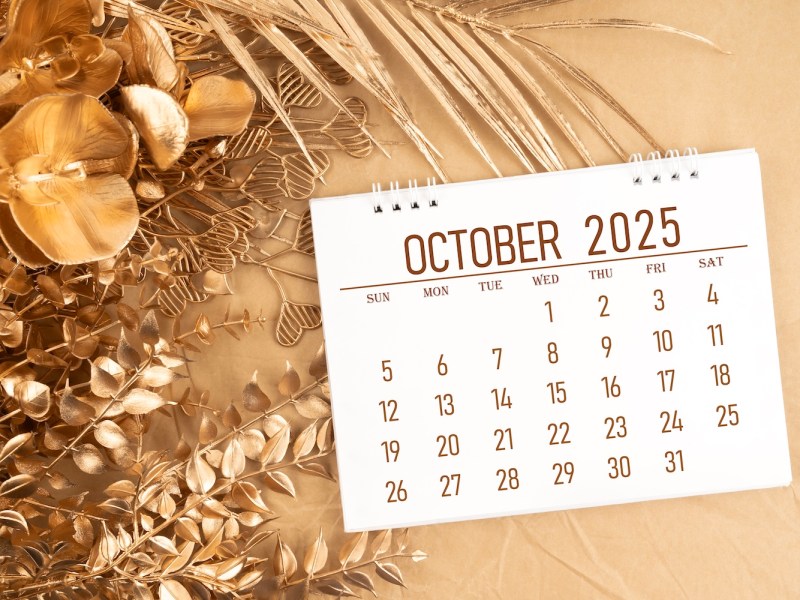 Eine Kalender mit dem Monat Oktober.