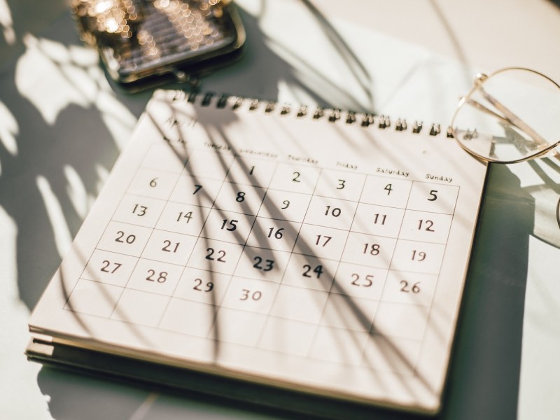 Ein Tischkalender. Der Monat September ist aufgeschlagen.