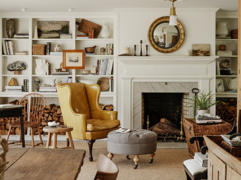 Interior eines Wohnzimmers mit einem Sessel vor dem Kamin